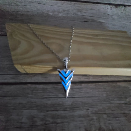 Glow-in-the-dark arrow necklace Luminescent arrow pendant Glowing arrow jewelry Enchanting glow necklace Arrow design with glow Nighttime accessory Directional charm Glow pendant with arrow motif - Pink Horse Florida